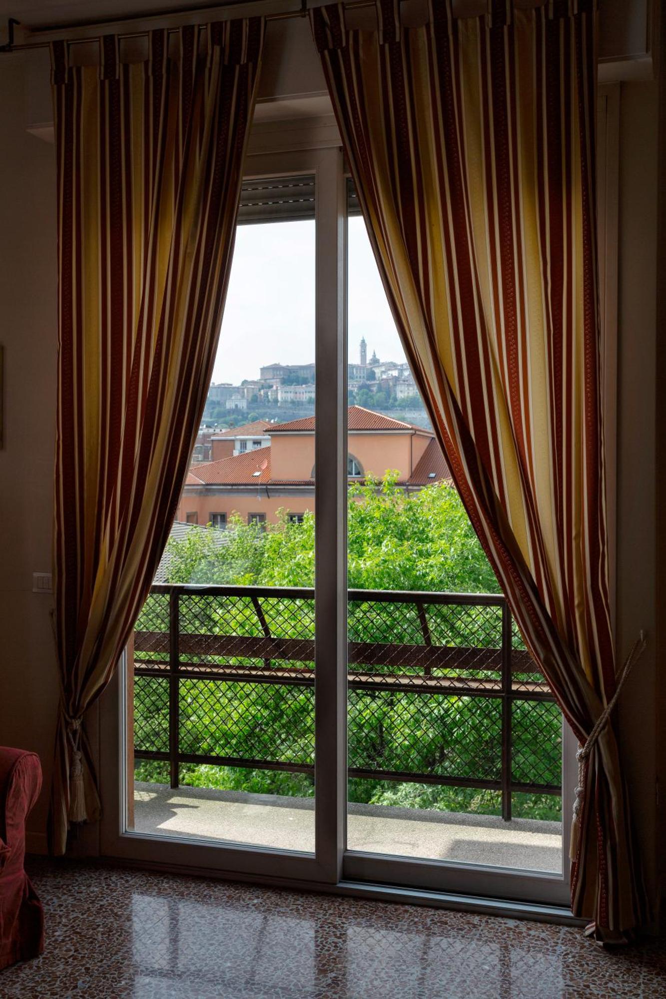 La Castellana Apartment Бергамо Екстериор снимка